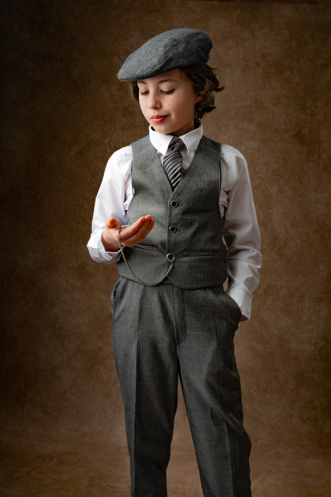 portrait fine-art enfant habillé en peaky-blinders tenant une montre à gousset à la main