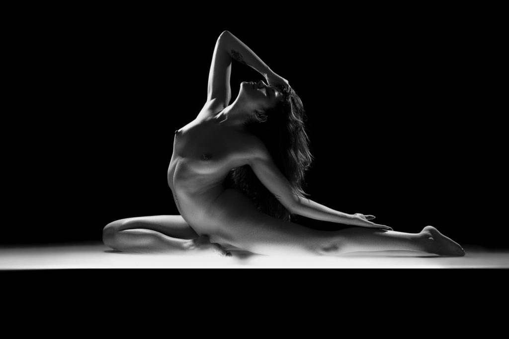 femme nue posant de façon très souple. photo en noir et blanc