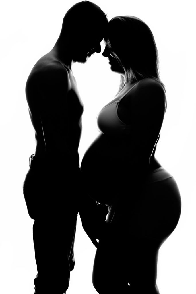 photo studio grossesse femme enceinte et son mari en contre jour noir et blanc