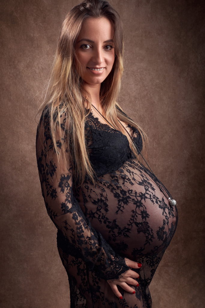 photo studio grossesse femme enceinte vêtue d'une robe en dentelle noire