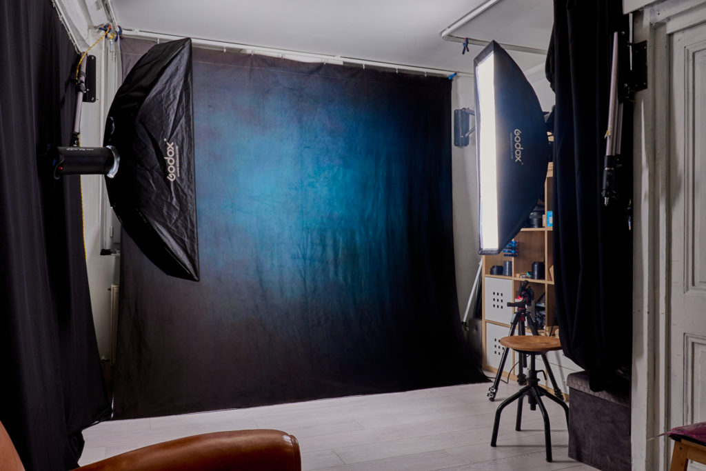 Home studio de nlbphoto avec le fond blanc et les flashs
