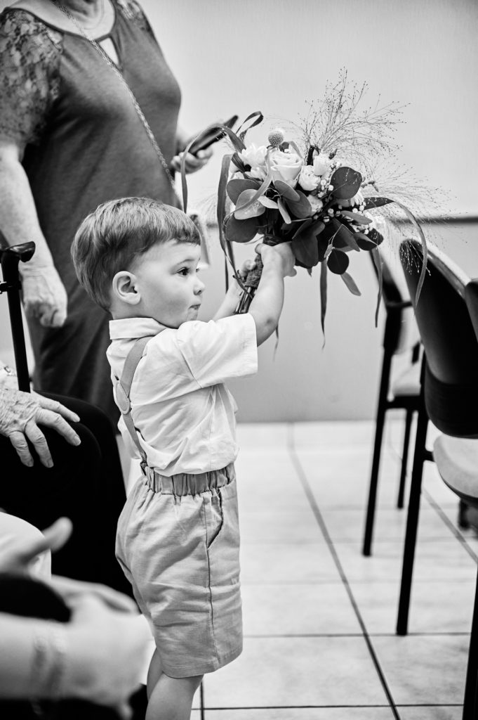 Mariage enfant avec le bouquet en noir et blanc